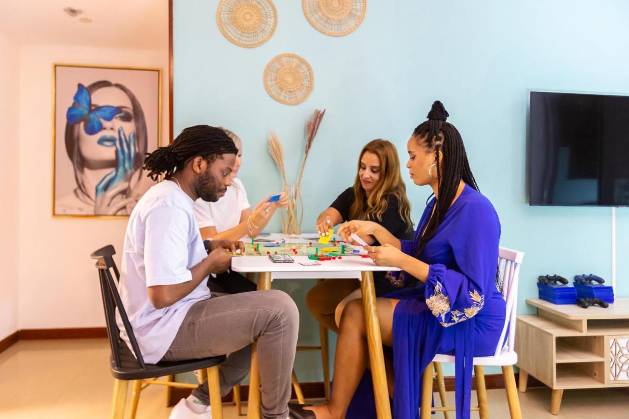 Homestar Deluxe Jbr Meditation & Wellness Hostel Дубай Екстериор снимка