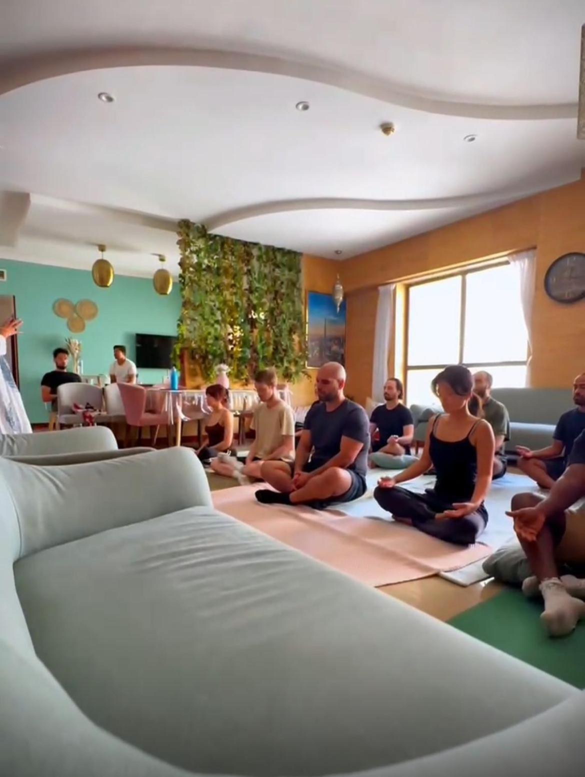 Homestar Deluxe Jbr Meditation & Wellness Hostel Дубай Екстериор снимка